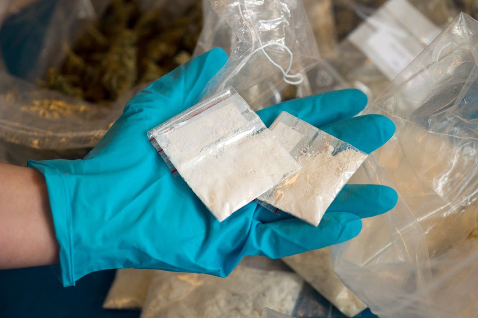 Eine Mitarbeiterin des Zollfahndungsamtes Dresden hält sichergestelltes Crystal in den Händen