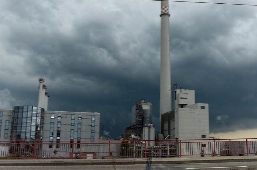 Gewitterwolken über Dessau. Die Feuerwehr war infolge des Unwetters gestern am frühen Abend mehrfach im Einsatz.