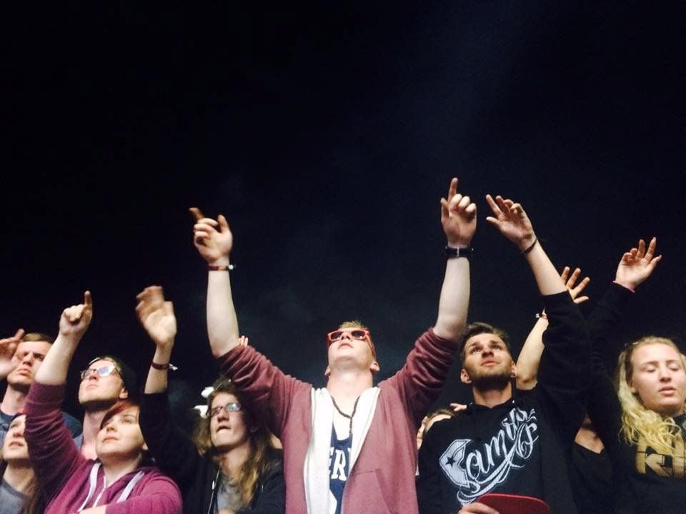 Die erste Reihe ist gut drauf. Kein Wunder- das DJ-Duo Lexy & K-Paul legen auf. Feuershow von der Bühne inklusive.