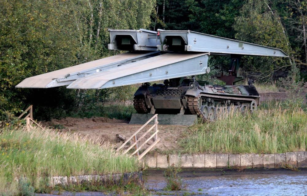 Der Brückenlegepanzer Biber wird eingesetzt, um Geländeeinschnitte wie Gewässer oder Schluchten zu überwinden.