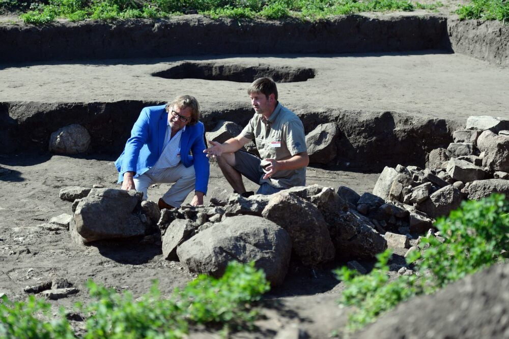 Da soll er angeblich gelegen haben, der „Vater der Himmelsscheibe“: Landesarchäologe Harald Meller (l.) und Grabungsleiter Torsten Schunke 2016 in der Grabungsstätte des Großgrabhügels „Bornhöck“ bei Raßnitz (Saalekreis).