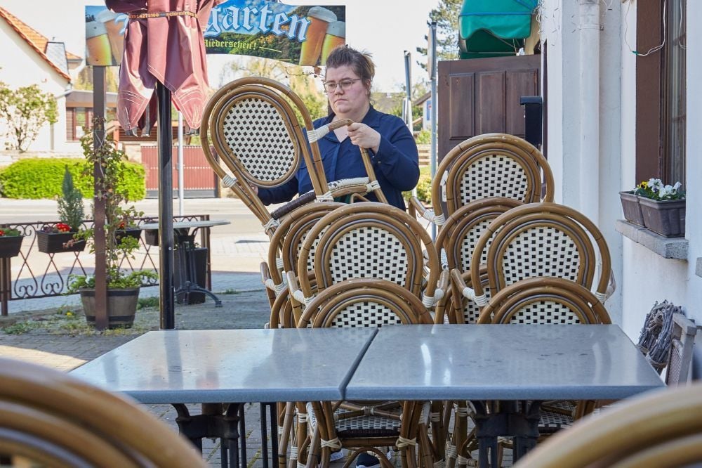 Marie Angermann stellt auf der Terrasse des „Brutzelhauses“ an der Kustrenaer Straße in Bernburg Stühle und Tische beiseite. Es kommen derzeit ja doch keine Gäste.