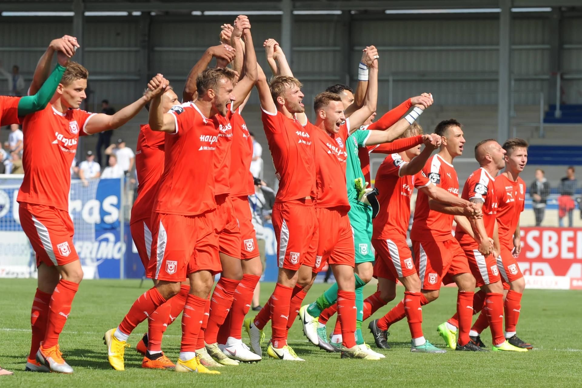 Der Hallesche FC jubelt nach dem Sieg bei den Sportfreunden Lotte.