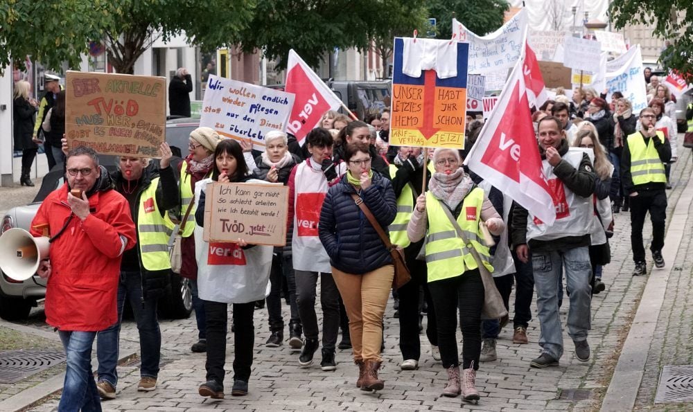 Streikende Ameos-Mitarbeiter demonstrieren durch die Ascherslebener Innenstadt.