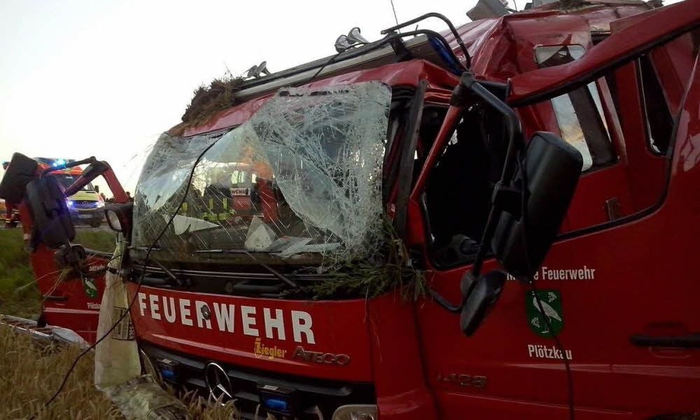 Auf der Fahrt zum Einsatz überschlug sich das Feuerwehrauto aus Plötzkau.