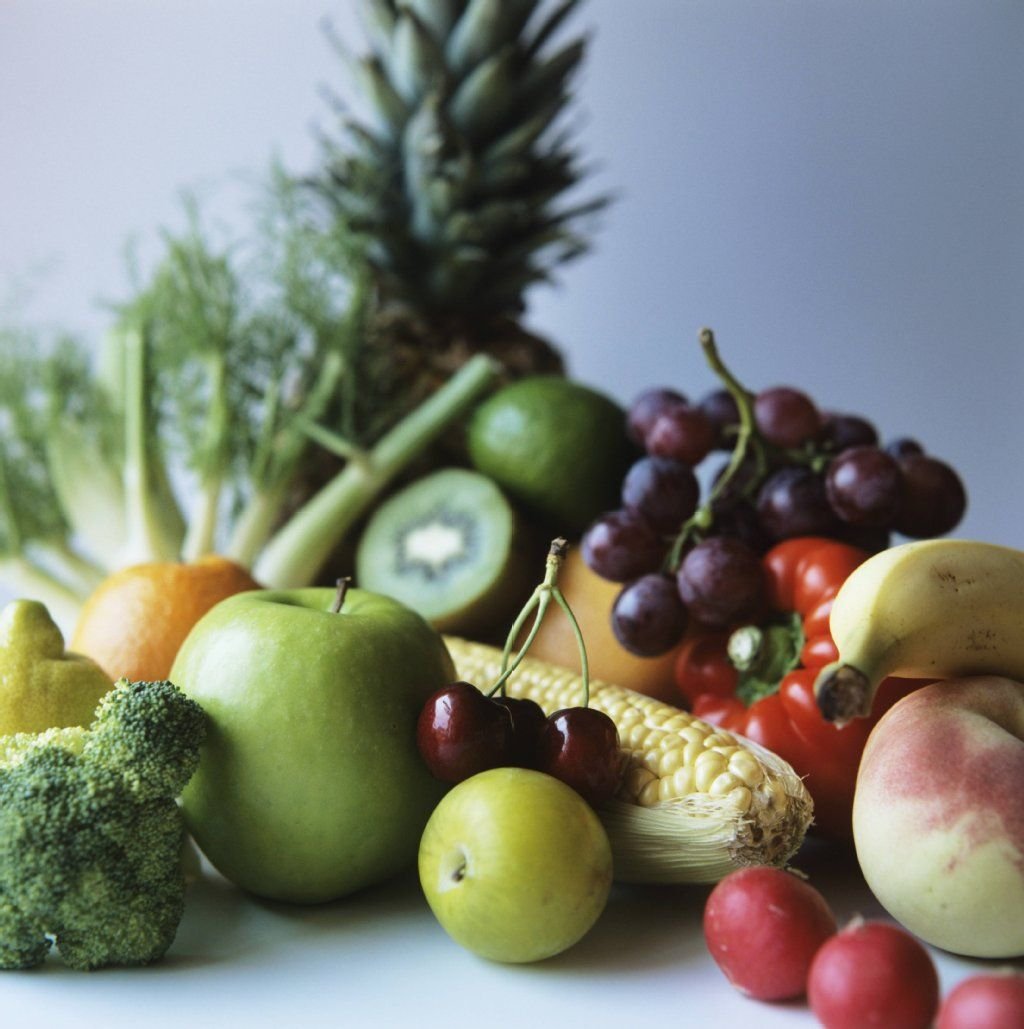 Natürlich, viele Obst- und Gemüsesorten sind gesund. Aber Ananas, Bananen und Pflaumen enthalten einen besonders hohen Wert an Tryptophan, das zur Bildung von Serotonin benötigt wird.