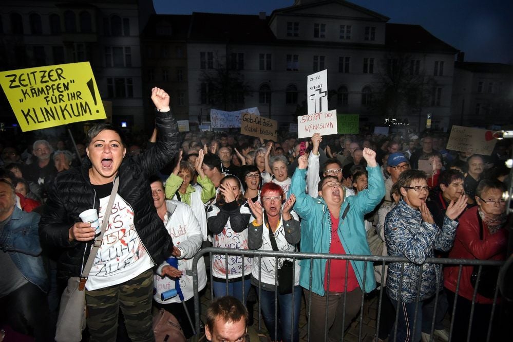 Nach einem Moment der Fassungslosigkeit brach der Jubel los: Landrat Götz Ulrich verkündete auf dem Altmarkt den Erhalt von Frauenklinik und Kinderklinik in Zeitz.
