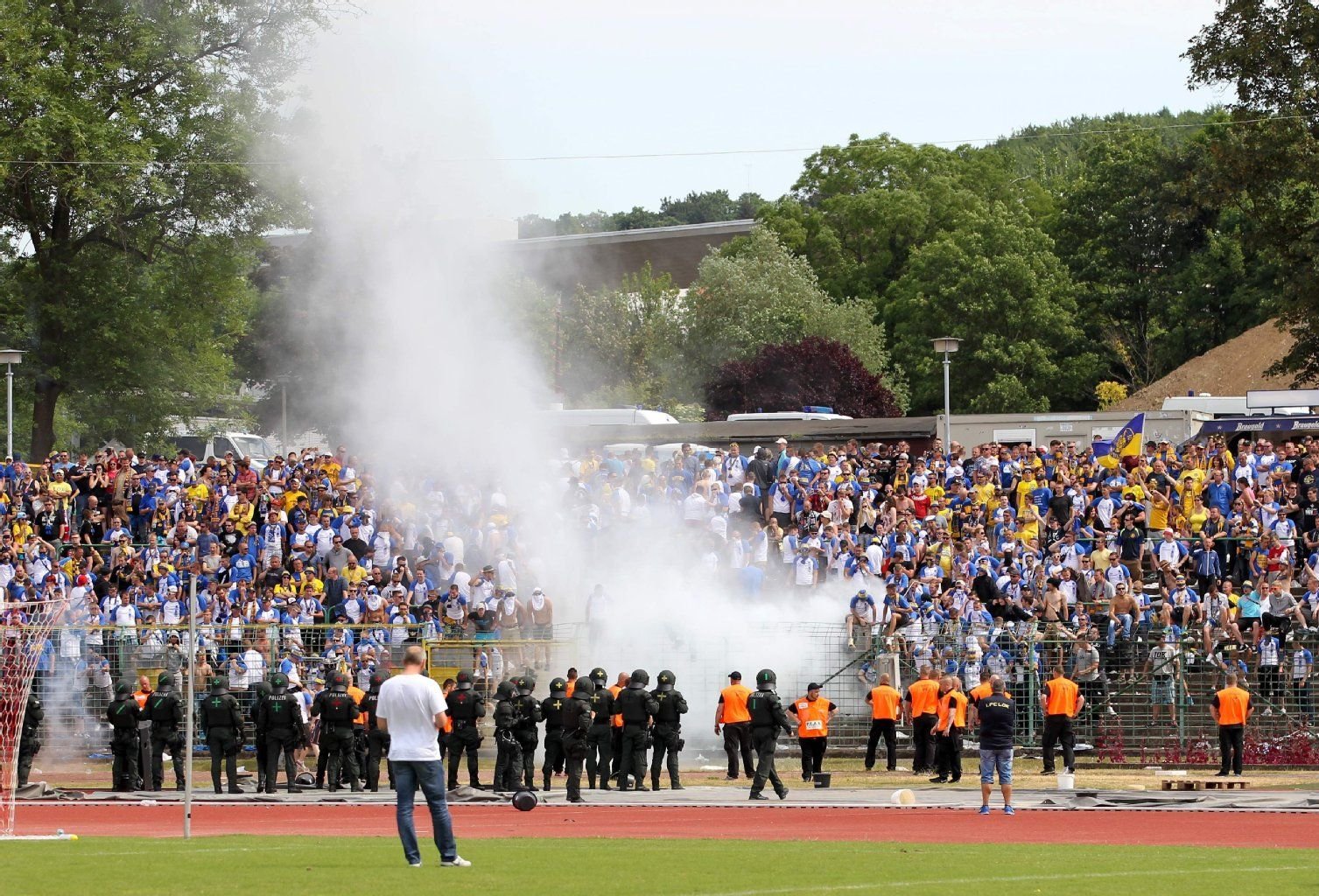 Rauch steigt am 14.06.2015 im Steigerwaldstadion in Erfurt aus der Fankurve der Anhänger des Fußball-Süd-Oberligisten 1. FC Lok Leipzig auf.