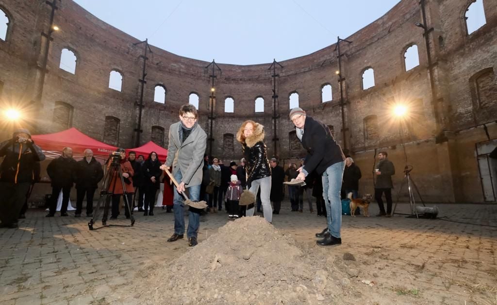 Oberbürgermeister Bernd Wiegand (rechts), Architektin Romy Fuchs und der neue Planetariumsleiter Dirk Schlesier rammen die Spaten in den gefrorenen Boden, der symbolisch angehäuft war.
