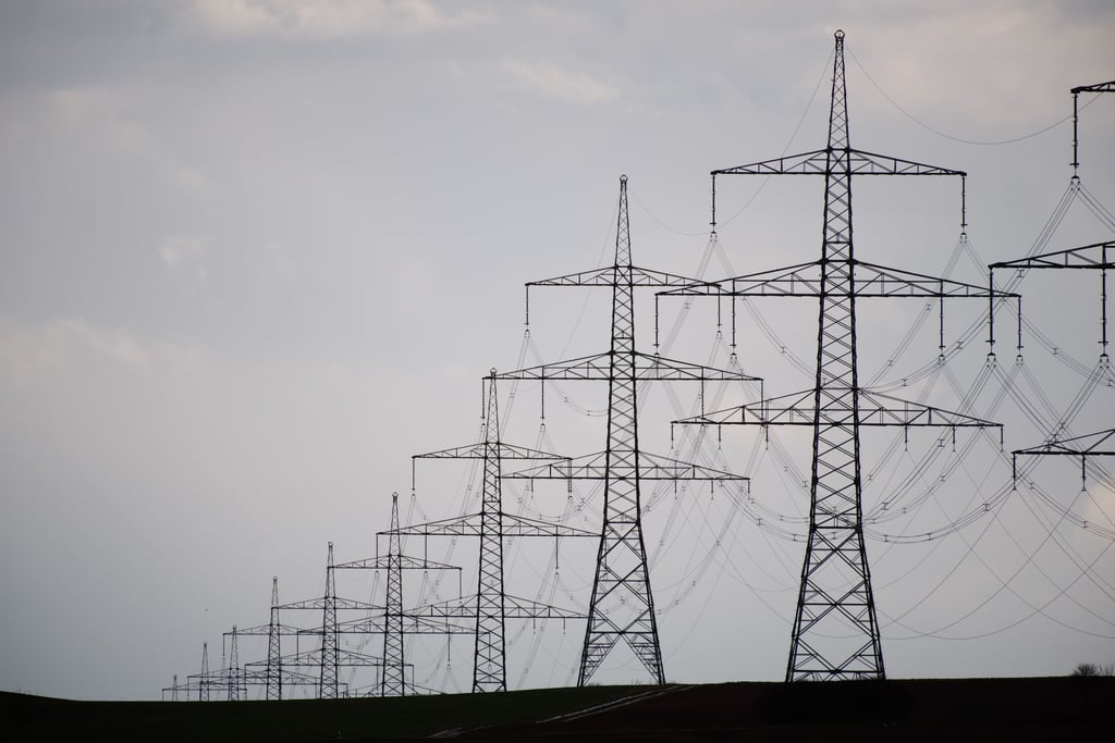 ARCHIV - 01.04.2018, Bayern, Zeil Am Main: Eine Stromtrasse in der Nähe von Zeil am Main. Mit Blick auf den Windkraft-Ausbau in Norddeutschland hat sich die Bundesnetzagentur für eine weitere Stromautobahn in Deutschland ausgesprochen. (Zu dpa «Von Wind, Gegenwind und wie der Strom in den Süden kommt») Foto: Nicolas Armer/dpa +++ dpa-Bildfunk +++