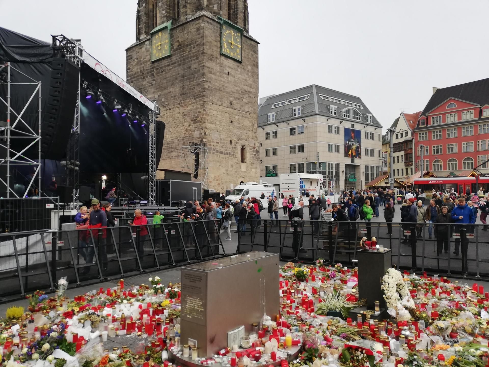 Bereits knapp zwei Stunden vor Konzertbeginn #HalleZusammen trafen die ersten Zuschauerauf dem Markt ein.