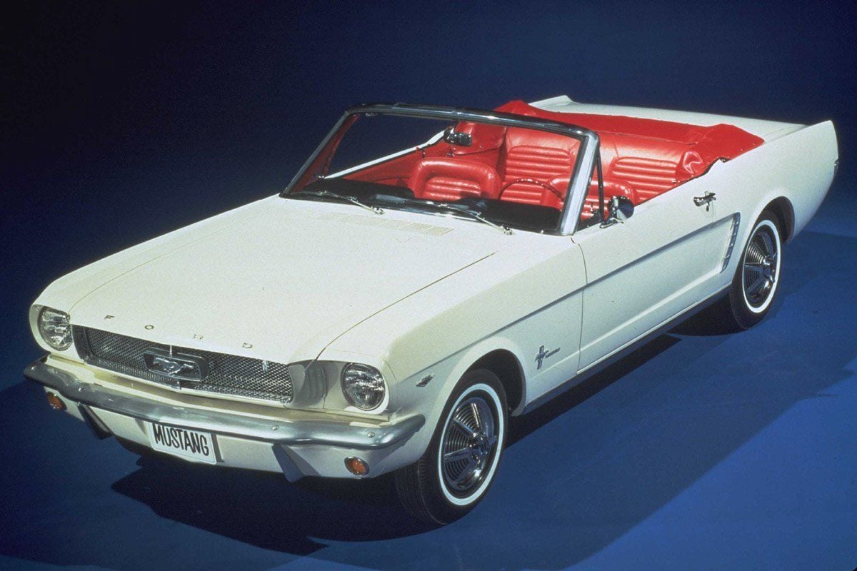Die ersten Ford Mustangs, die 1964 ausgeliefert wurden, waren weiße Cabrios mit roten Sitzen.