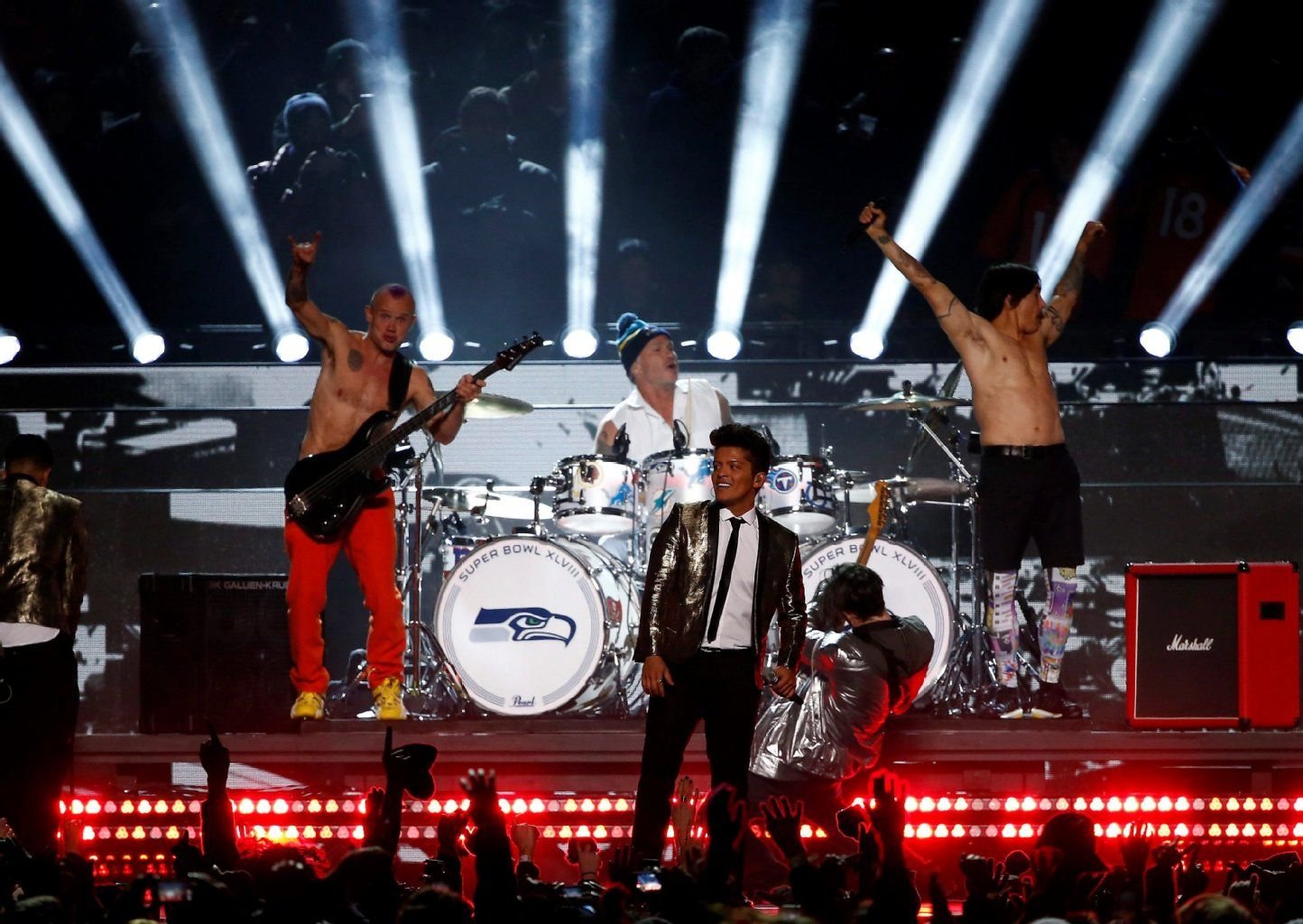 Oberkörperfrei: Red Hot Chili Peppers. In der Mitte angezogen: B. Mars.