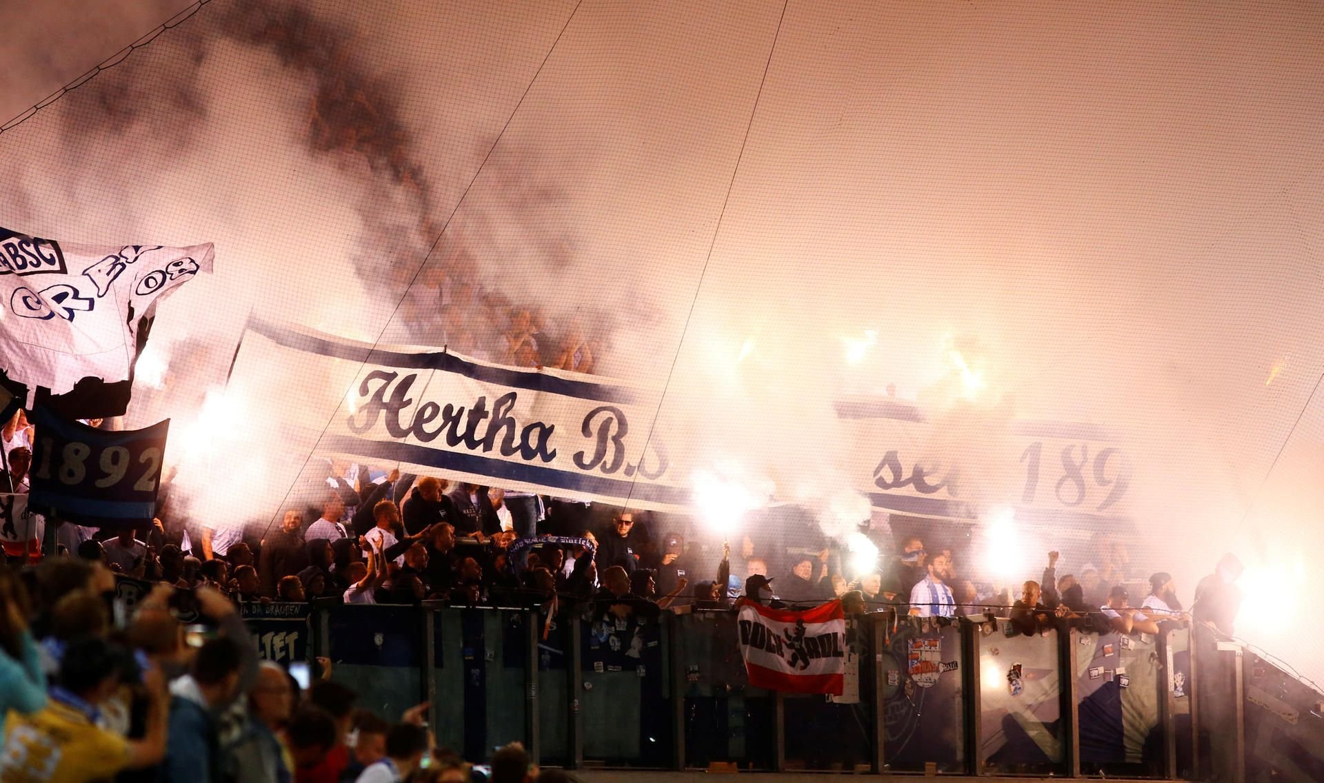 Beim Pokalspiel bei Hansa Rostock wurde im Hertha-Fanblock Pyrotechnik abgebrannt.