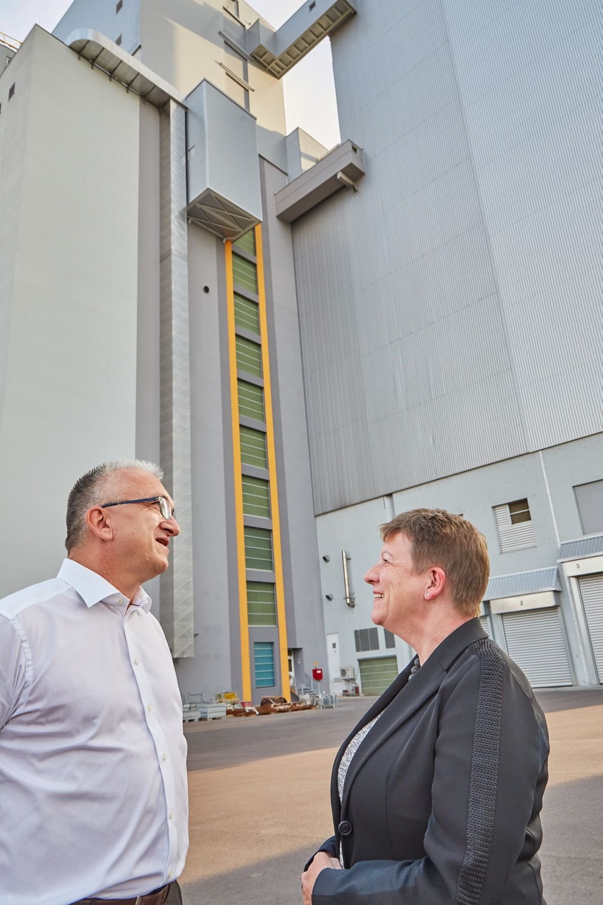 Saalemühle-Geschäftsführer Michael Gutting im Gespräch mit Landwirtschaftsministerin Claudia Dalbert