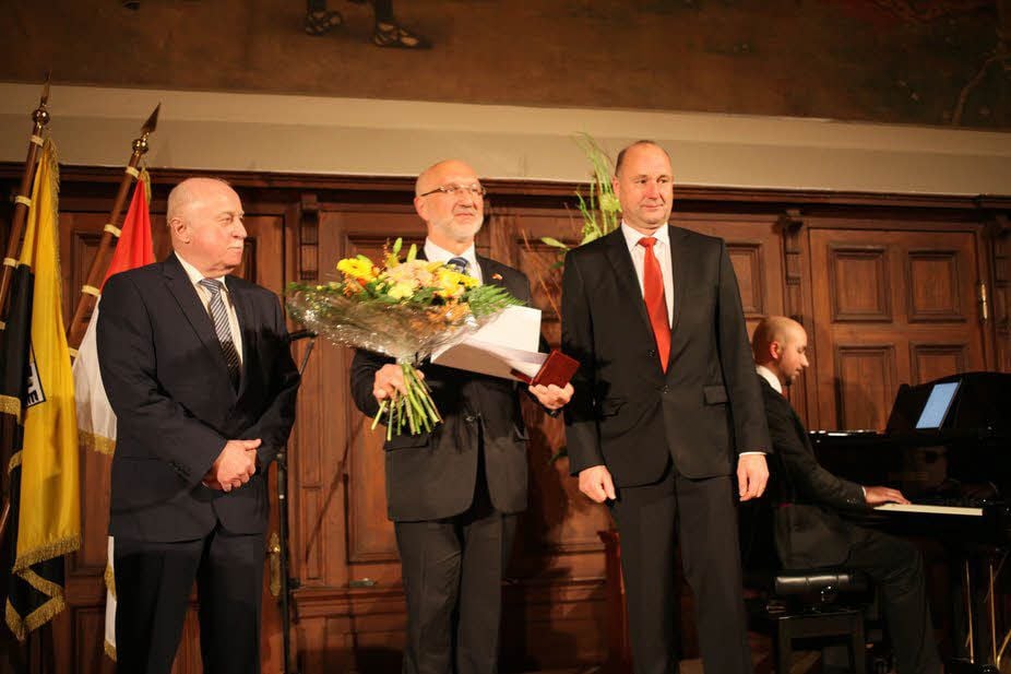 Kreistagschef Frank Gebhardt (l.) und Vizelandrat Hartmut Handschak (r.) ehrten Edward Sulek für sein Engagement.