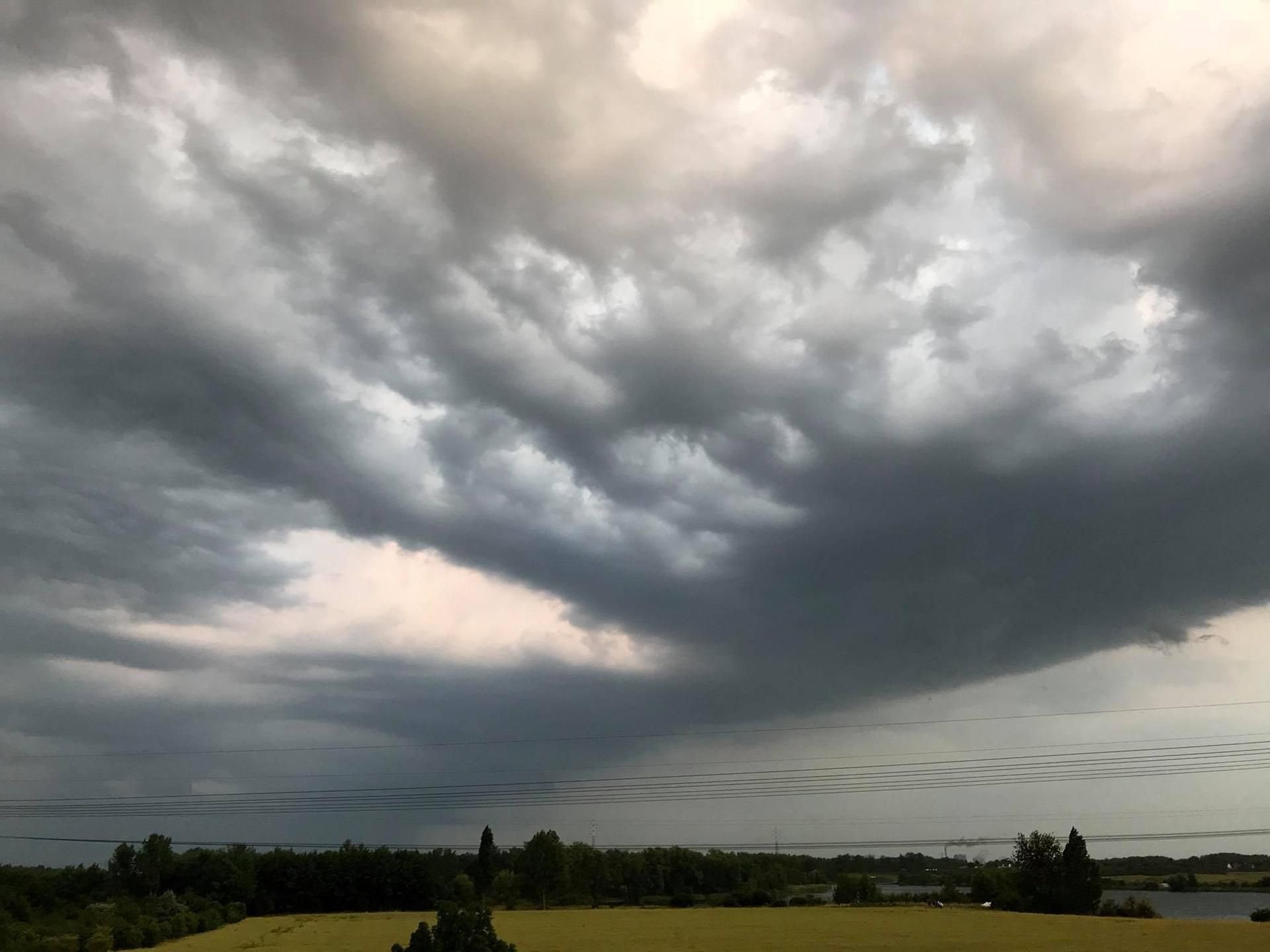 Aus dem Osten von Halle näherte sich diese Unwetterfront.