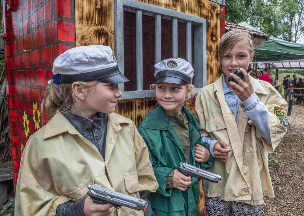 Als Polizistinnen hatten Henriette (v.l.), Lilly und Kim ein wachsames Auge.