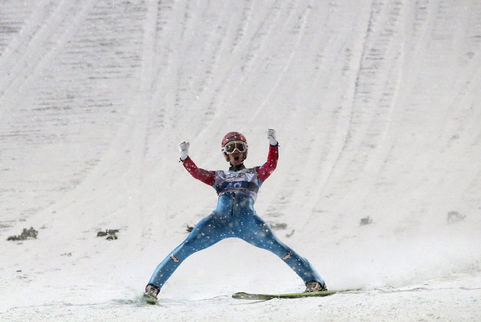 Stefan Kraft bejubelt seinen starken ersten Sprung in Oberstdorf.