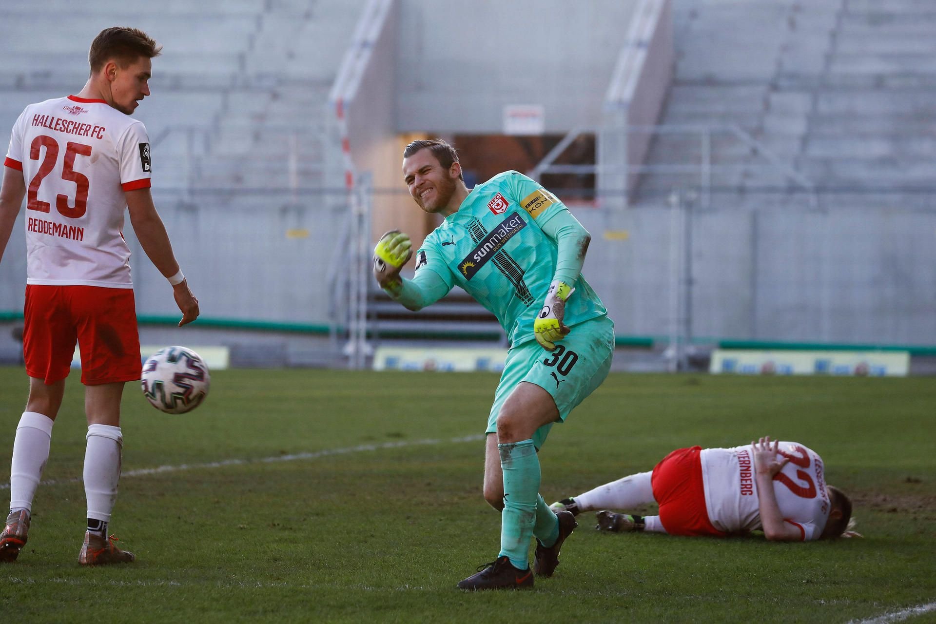 Unter Schmerzen spielte HFC-Keeper Sven Müller die Partie in Wiesbaden zu Ende.