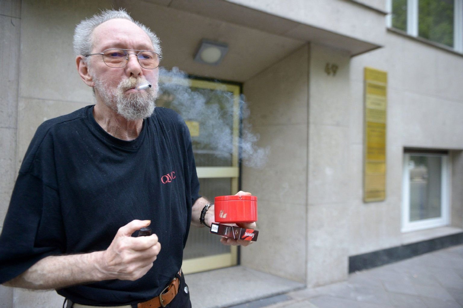 Seine Vermieterin will Friedhelm A. fristlos kündigen, weil er in seiner Wohnung raucht und der Qualm auch im Treppenhaus wahrnehmbar sei.