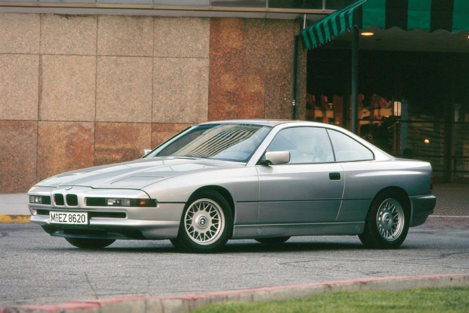 Der 8er BMW wird in diesem Jahr 25 Jahre alt. Seinerzeit floppte das sportliche Coupé, inzwischen ist der 8er ein Kult-Auto.