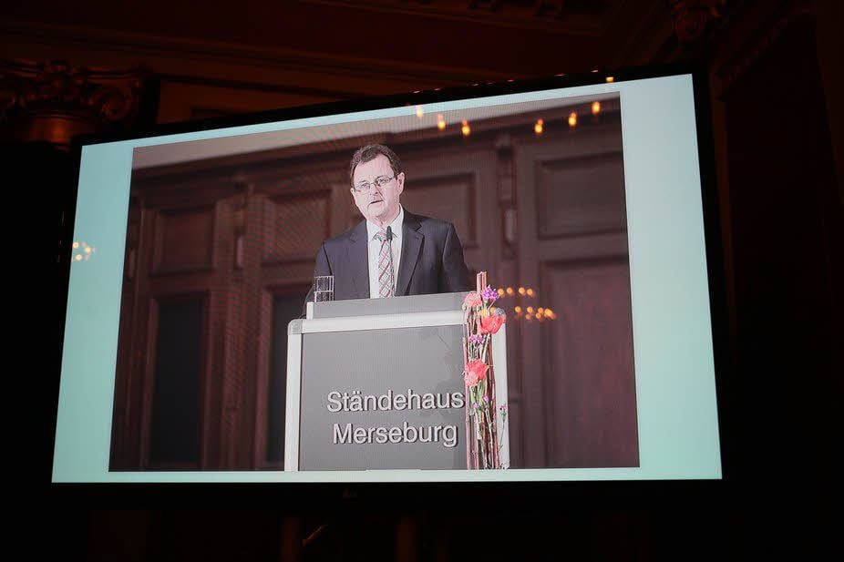 Landrat Frank Bannert lieferte zwar die emotionalste Rede des Abends. Halten musste sie jedoch sein Vize Hartmut Handschak. Er selbst war nur als Foto auf den Monitoren anwesend.