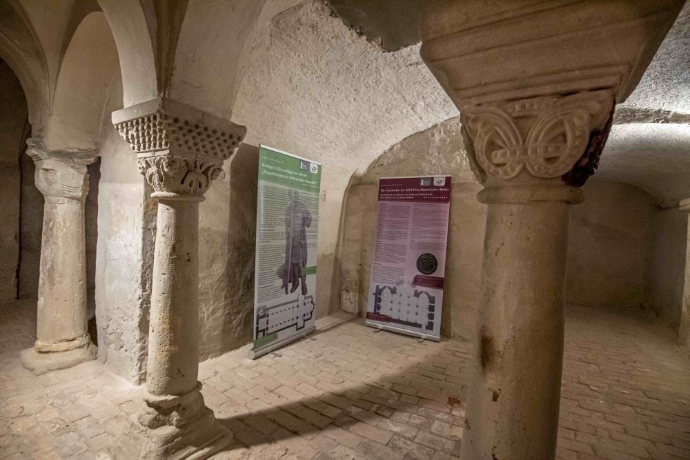 Aufsteller in der Krypta auf Schloss Ballenstedt erklären die geplante Neugestaltung.