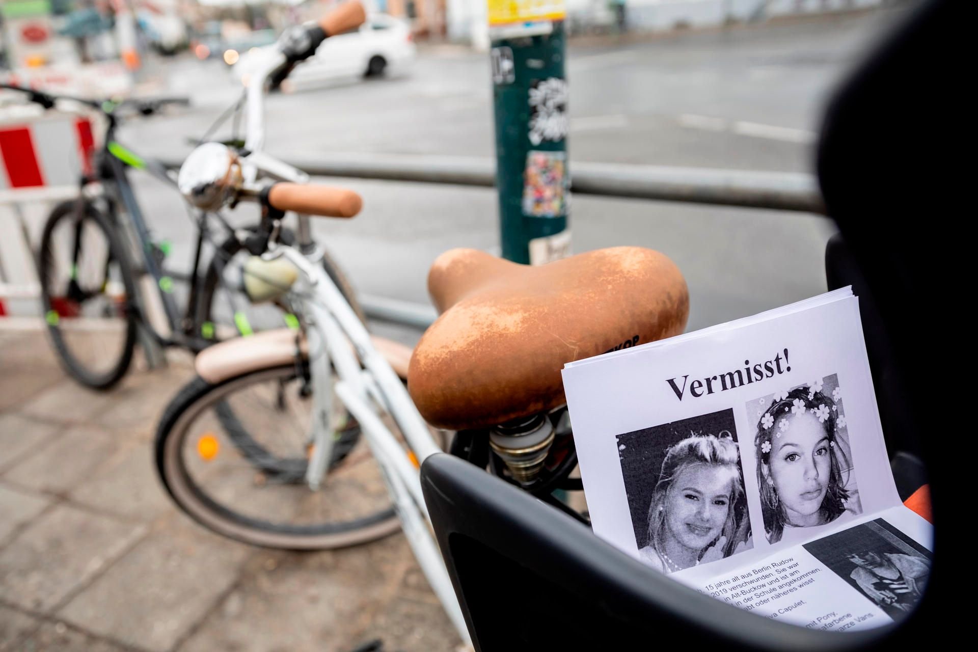 Flugblätter mit Bildern der vermissten Rebecca liegen beim Treffpunkt zu einer Suche nach der Vermissten in Berlin-Buckow auf einem Fahrrad.
