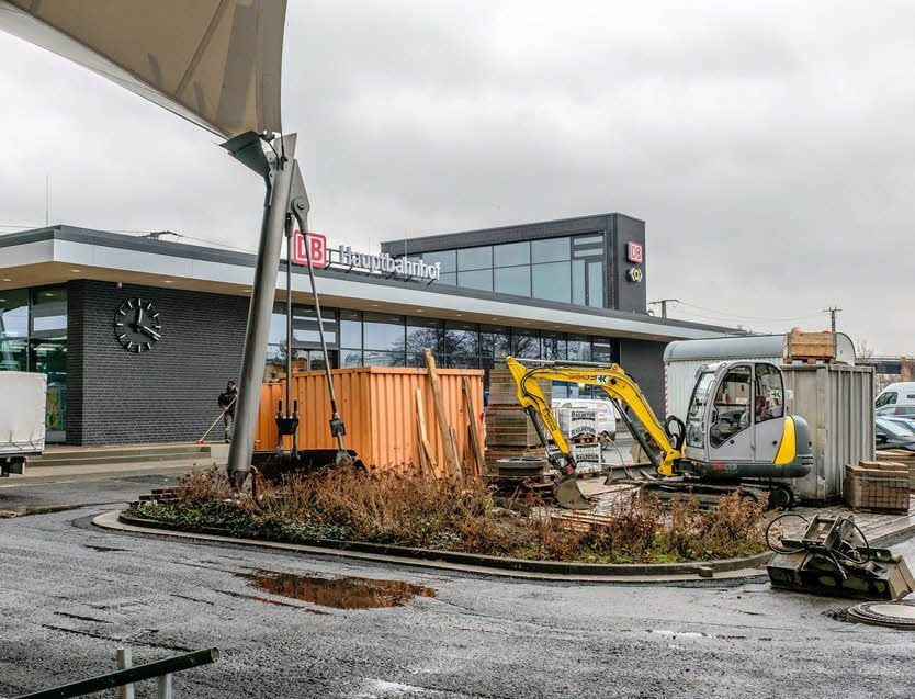Betriebsam ist es Donnerstag am Hauptbahnhof Wittenberg außen wie innen. Da werden im zweiten Grünen Bahnhof in Deutschland die Läden eingeräumt.
