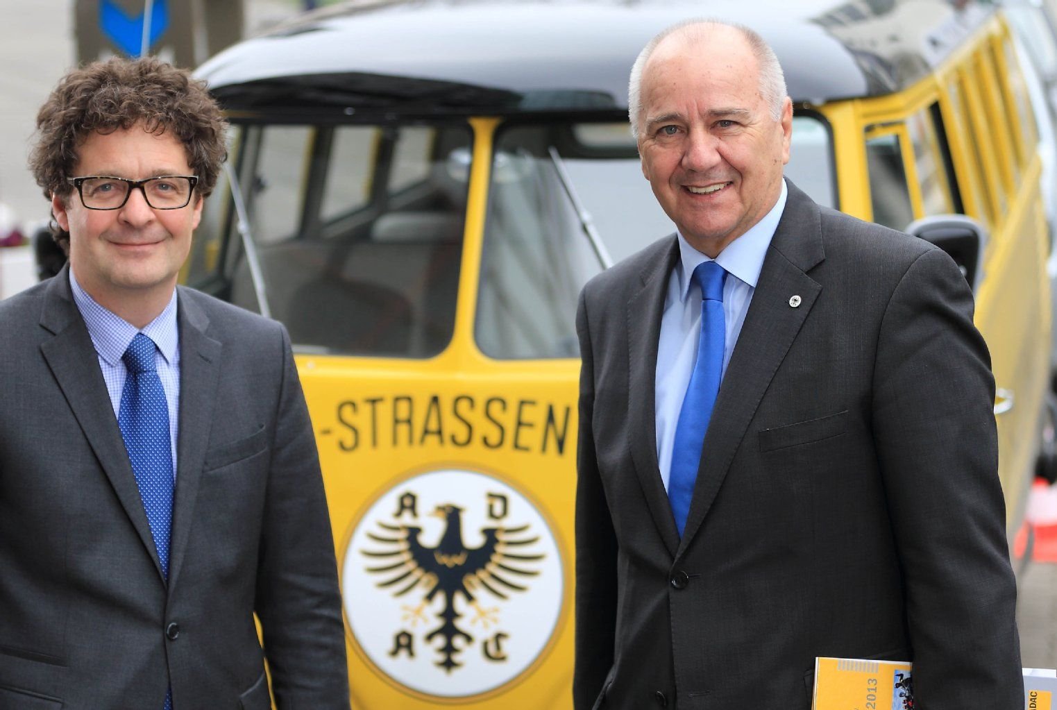 Uwe Ilgenfritz-Donné (l), Geschäftsführer des Regionalclubs Niedersachsen/Sachsen-Anhalt vom Allgemeinen Deutschen Automobil-Club e.V. (ADAC) und der neu gewählte Regionalvorsitzende Ulrich Krämer stehen in Magdeburg (Sachsen-Anhalt) nebeneinander.