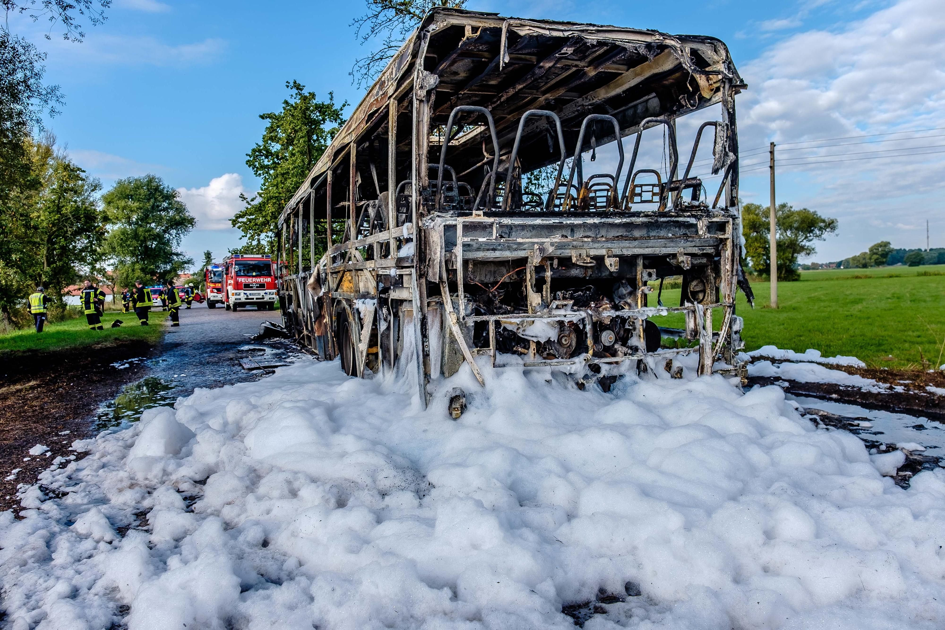 Bei Kemberg ist am Mittwochmorgen eine Schulbus in Flammen geraten und ausgebrannt. Verletzt wurde dabei niemand.