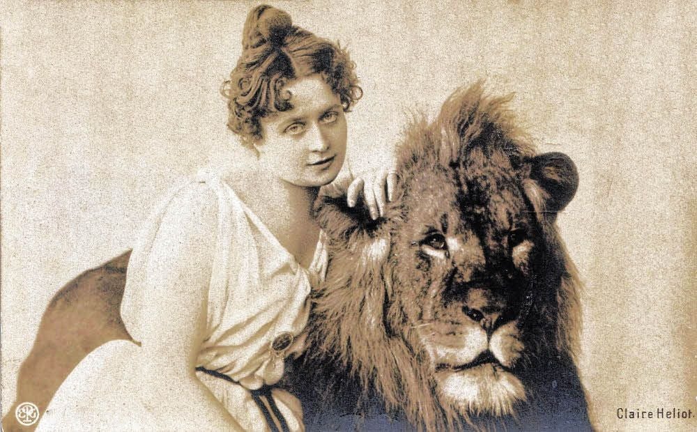 Als Clara Pleßke in Halle geboren, machte sie um 1900 unter dem Künstlernamen Claire Heliot Karriere als Löwendompteuse.