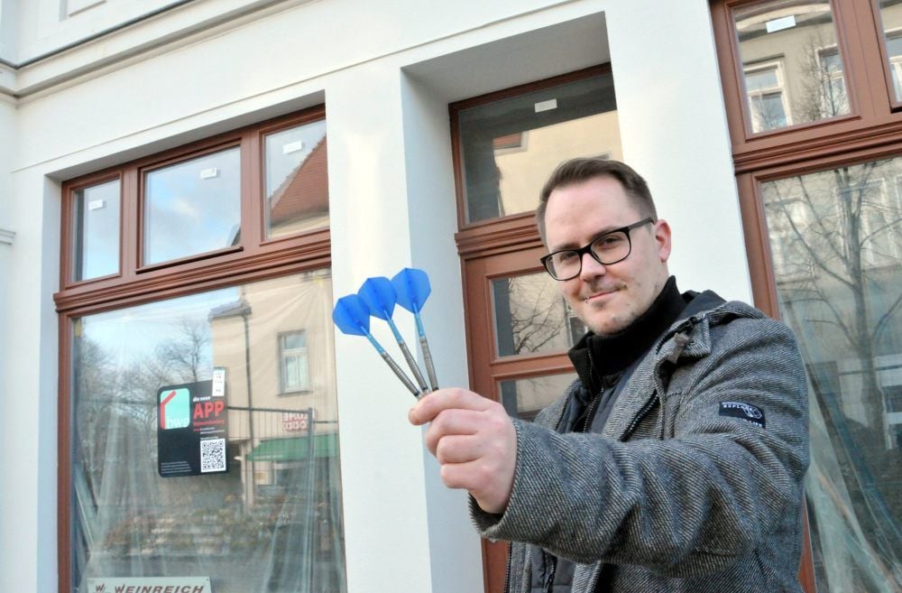 Patrick Töpfer möchte mit seiner neuen Dartkneipe an der Poststraße den Geschmack der Bernburger treffen.