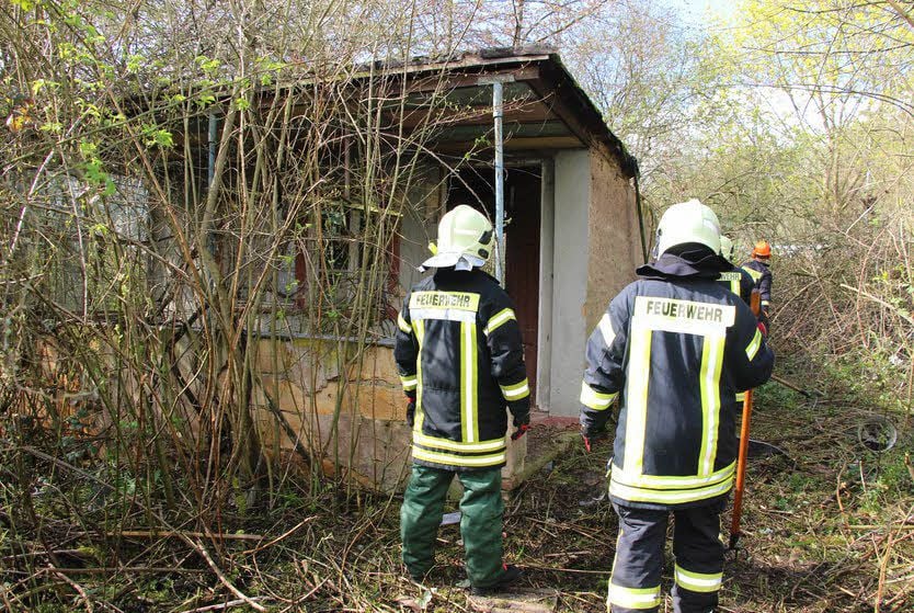 Feuerwehrleute an der Laube, in der die Leiche lag.