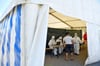 Ein Mitarbeiter des Schlachthofes von Tönnies in Weißenfels stellt sich am 30.06. in einem Zelt neben dem Schlachthofgelände zum Corona-Test vor. 