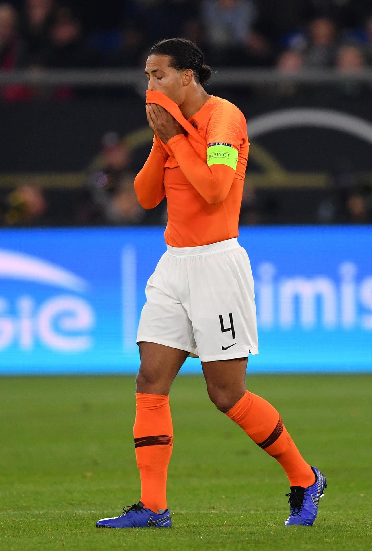 Virgil van Dijk tröstete den Schiedsrichter.
