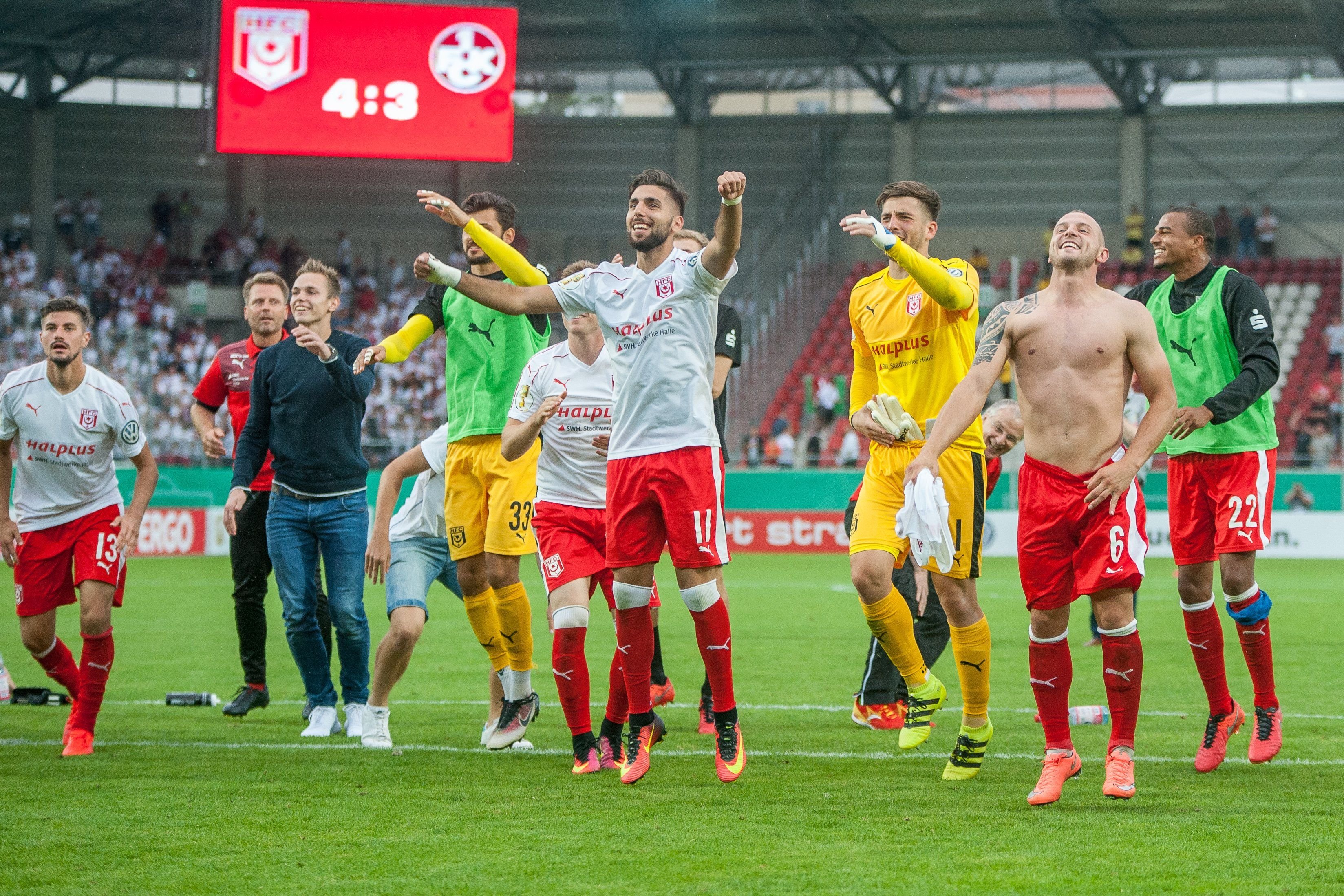 Nach dem Sieg gegen den 1. FC Kaiserslautern feierten die HFC-Profis ausgelassen auf dem Platz.