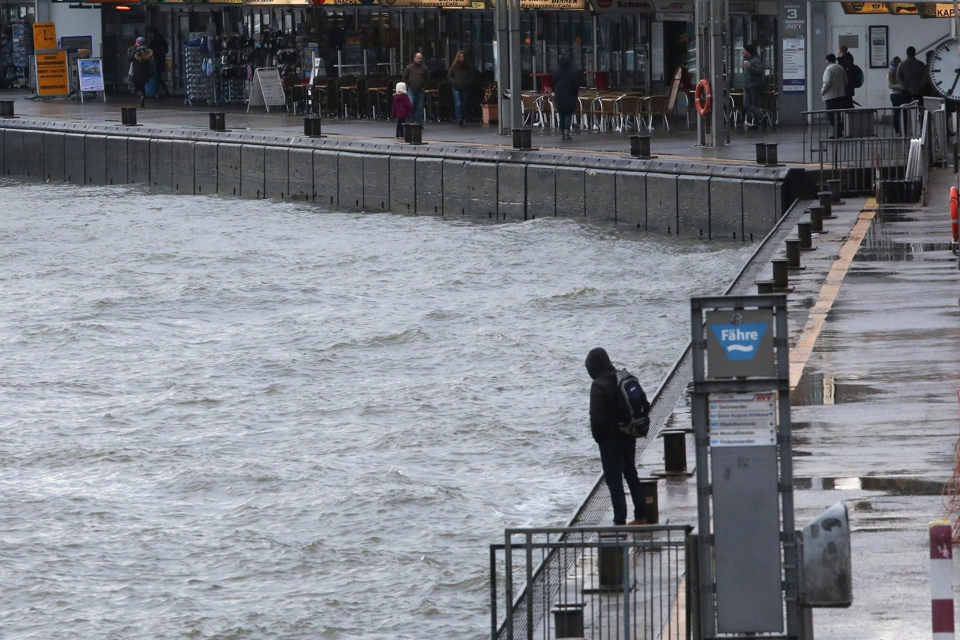 Die Landungsbrücken im Hamburger Hafen