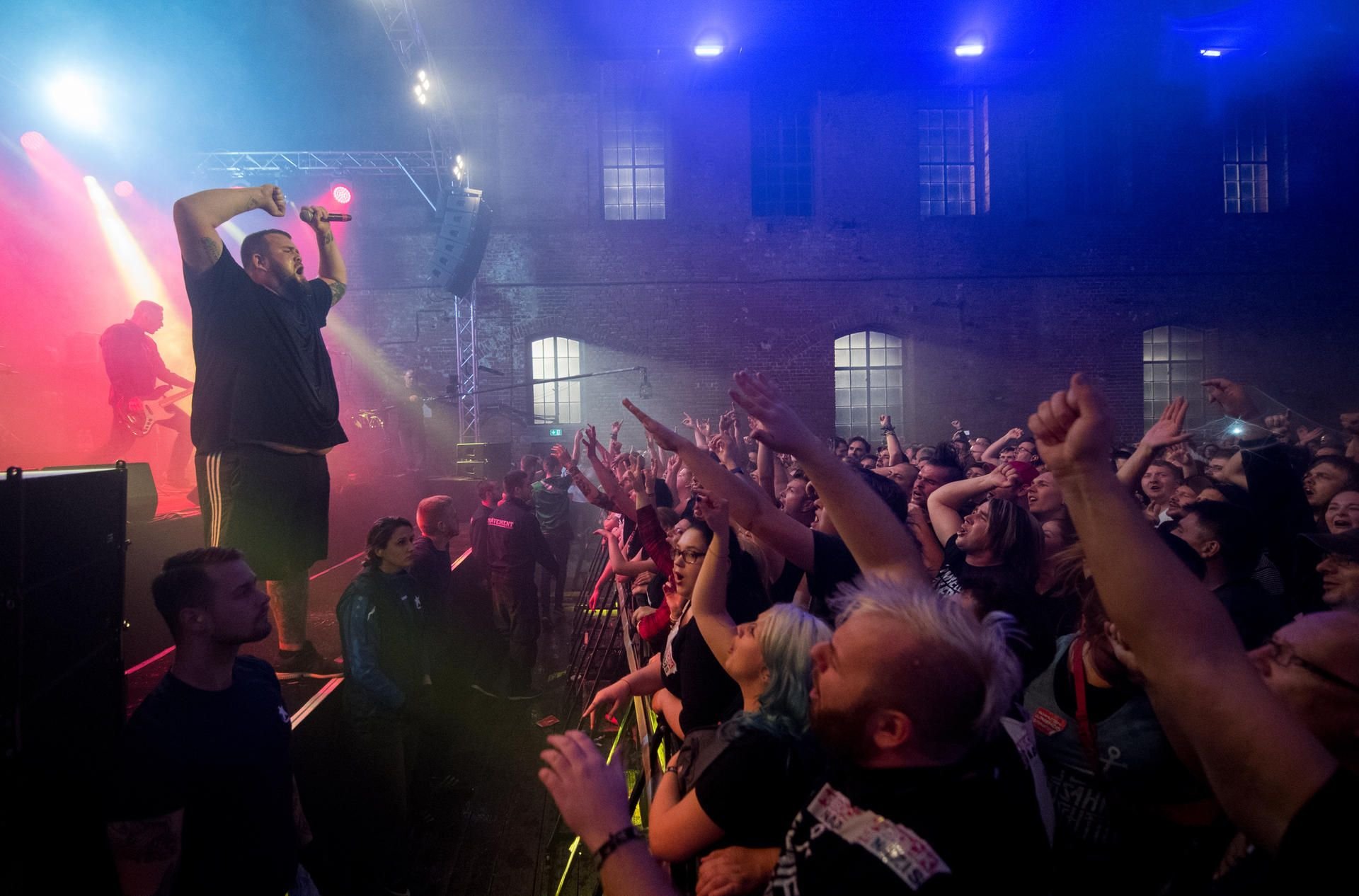 Die Band Feine Sahne Fischfilet mit Frontmann Jan "Monchi" Gorkow (l) steht in der Alten Brauerei in Dessau auf der Bühne.