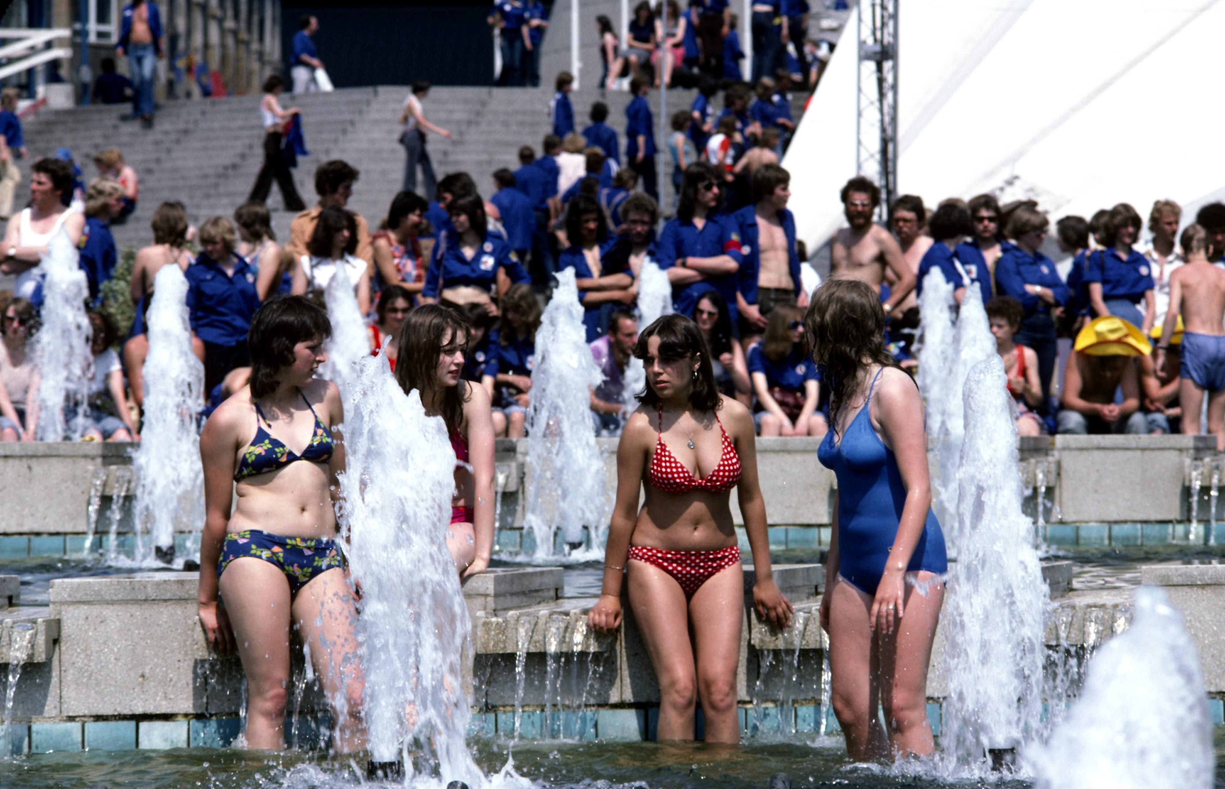 Mal nicht den Farbfilm vergessen: Jugendliche Teilnehmer vergnügen sich 1979 anlässlich des Nationalen Jugendfestivals in den Wasserkaskaden am Alexanderplatz.