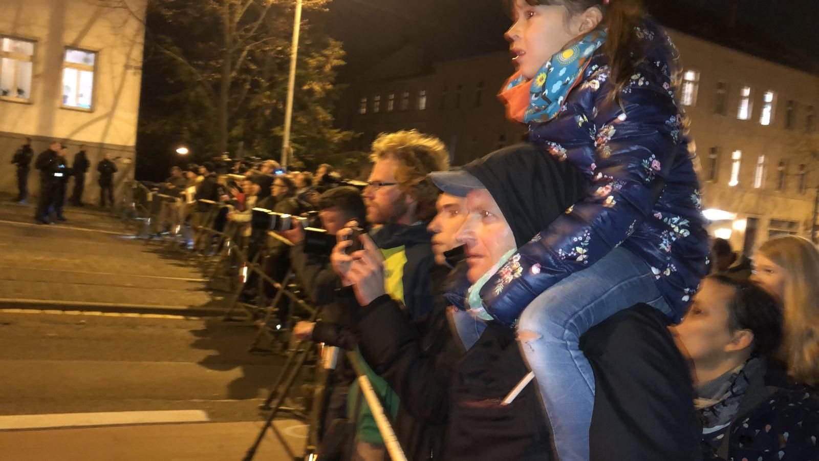 An einer der Absperrungen in der Ludwig-Wucherer-Straße haben sich Schaulustige versammelt.