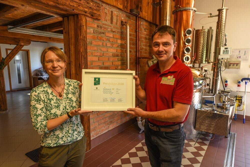 Sandra Eichler von der Agrarmarketinggesellschaft überreicht Obsthof-Chef Alexander Müller die Auszeichnungsurkunde.