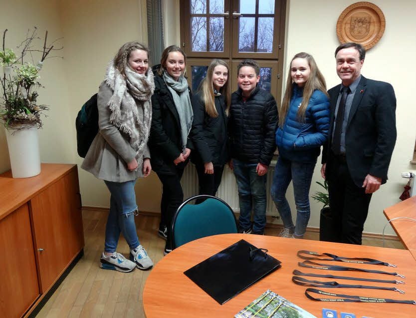 Diesen Besuch beim Bürgermeister Michael Jahn haben Jessener Gymnasiasten für ihre Gäste selbst organisiert.