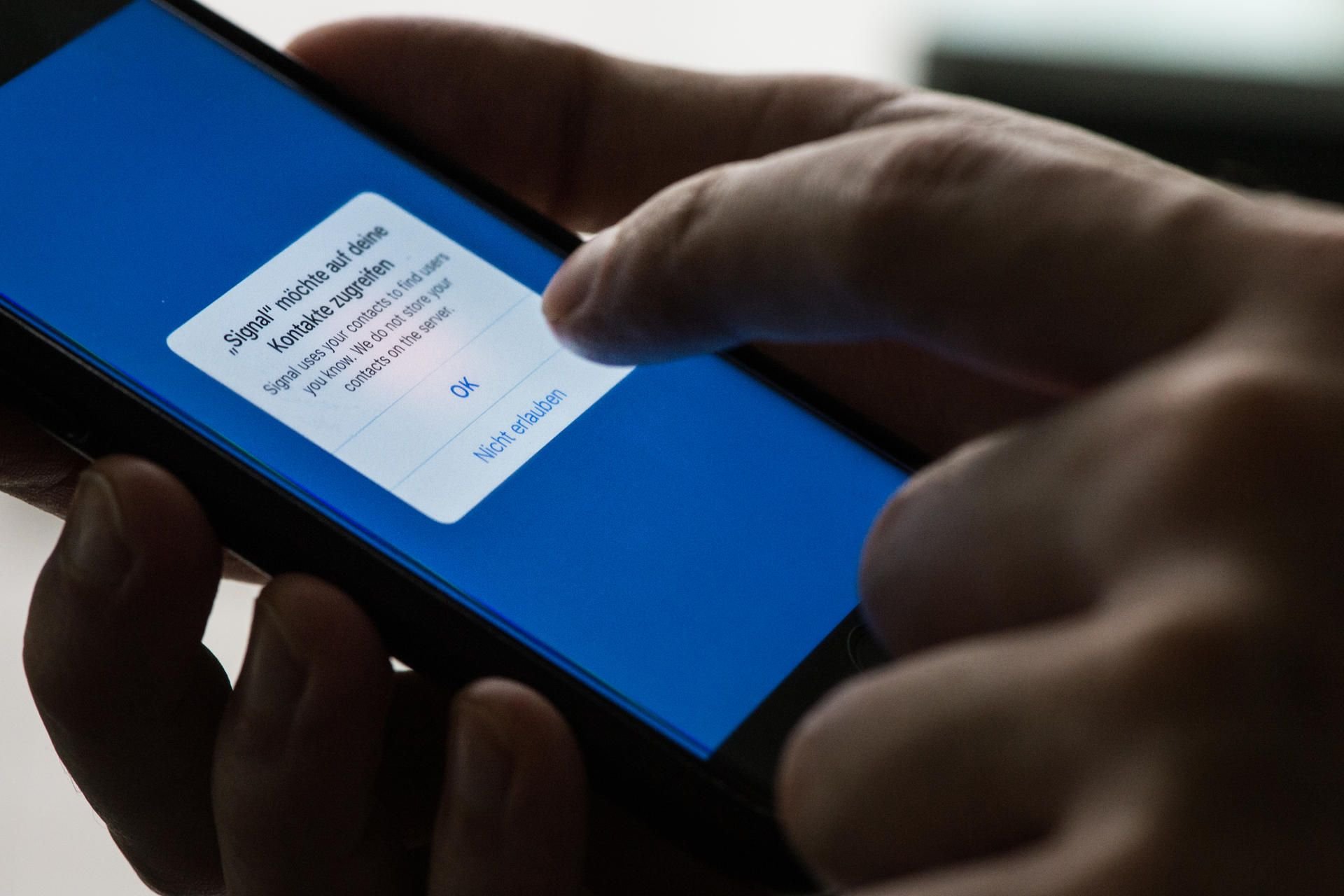 Wer eine App herunterlädt, muss ihr meist den Zugriff zu verschiedenen Daten erlauben.