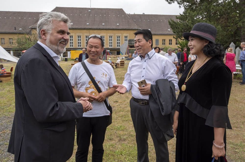Wirtschaftsminister Armin Willingmann im Gespräch mit Investor Fu Genyou (2.v.r.) beim Kunstfestival auf dem Großen Ziegenberg.