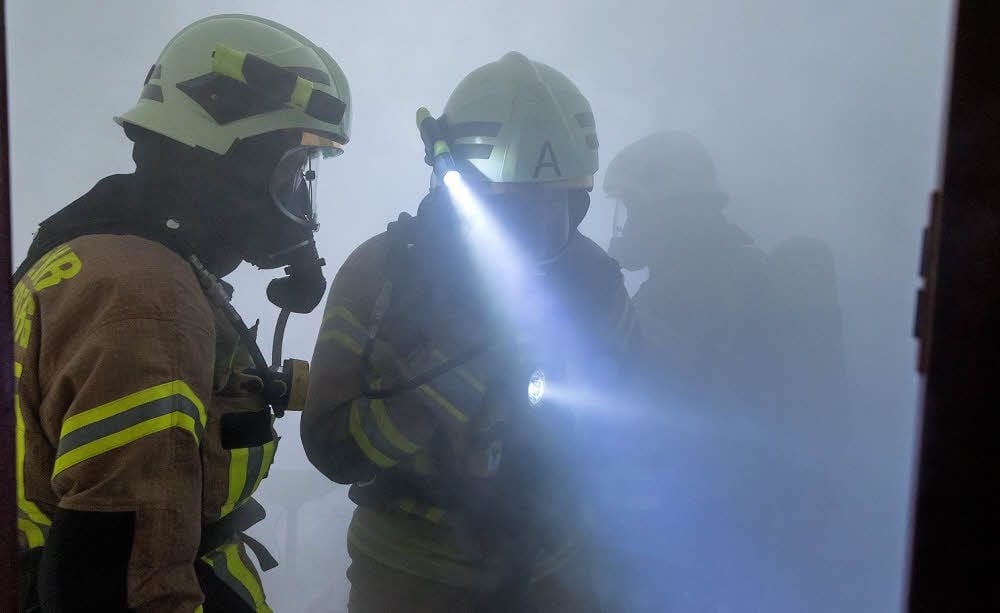 Dichter Qualm - wie hier bei einer Feuerwehrübung in Bad Dürrenberg - ist das eigentlich Gefährliche an Wohnungsbränden. Tödlich ist nach Angaben des Forums Brandrauchprävention in der Regel nicht das Feuer, sondern der Rauch. Deshalb seien die Melder der beste Lebensretter.