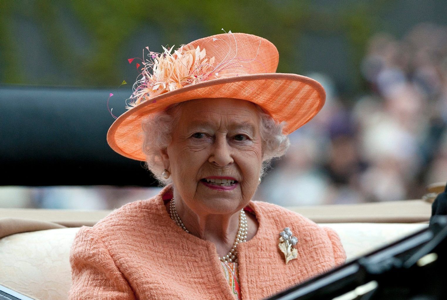 Am Dienstagabend trifft die britische Königin Elizabeth II. in Berlin-Tegel ein. Nach einer Übernachtung im Hotel Adlon wird sie am Mittwoch, Donnerstag und Freitag ein volles Besuchsprogramm absolvieren.