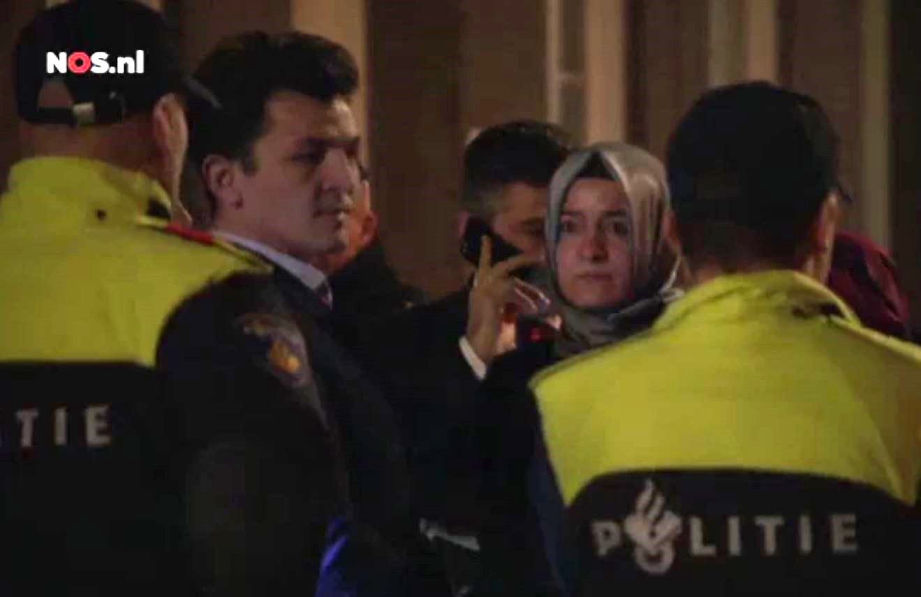 Der Screenshot der Aufzeichnungen der niederländischen Rundfunkanstalt NOS.nl zeigt die türkische Familien- und Sozialministerin Fatma Betül Sayan Kaya (2.v.r) in Rotterdam mit niederländischen Polizisten.
