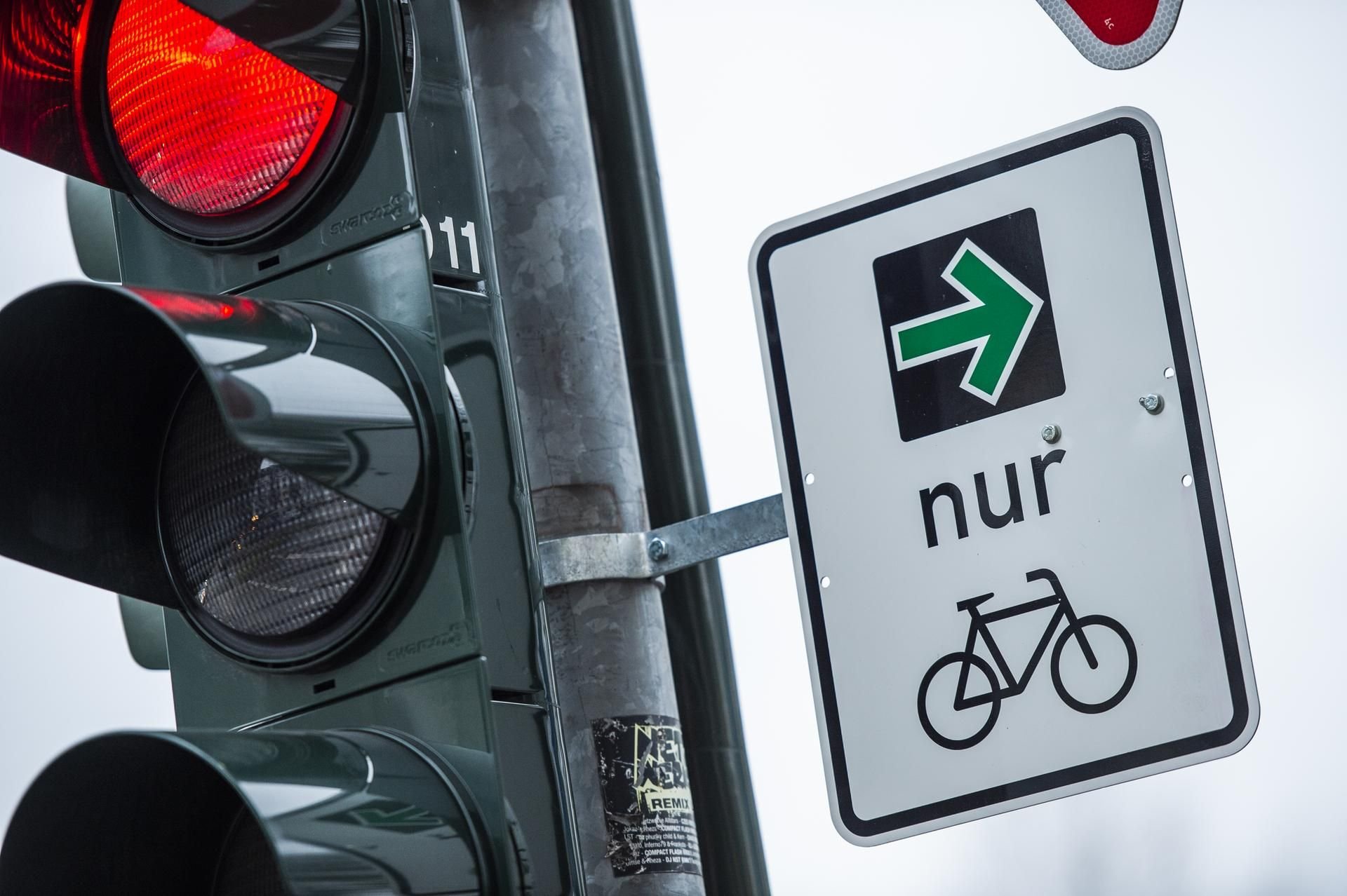 So sieht das Schild aus: Der Grüne Pfeil für Radfahrer wird als Pilotprojekt nun in vielen Städten getestet.